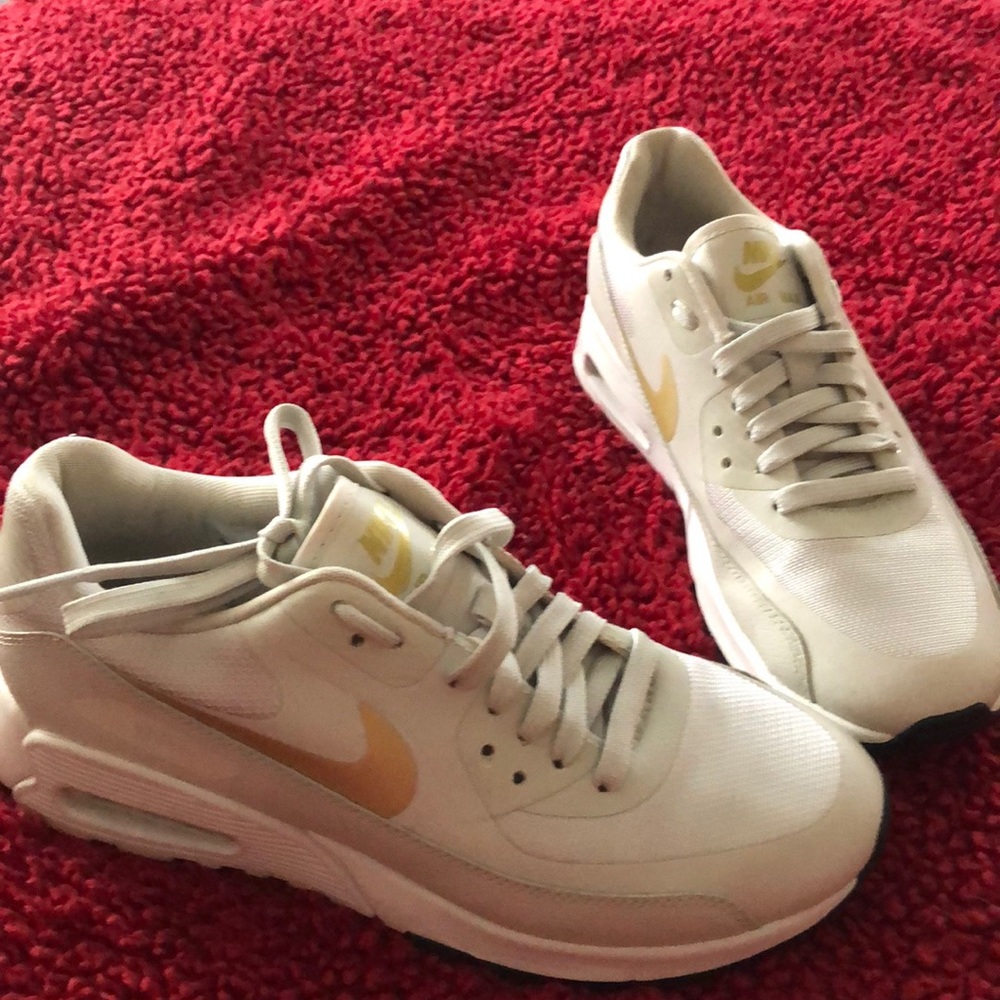 White Nike Air Max